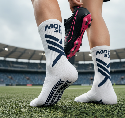Calcetas antideslizantes Moc Sox Pro One en blanco puestas en cancha