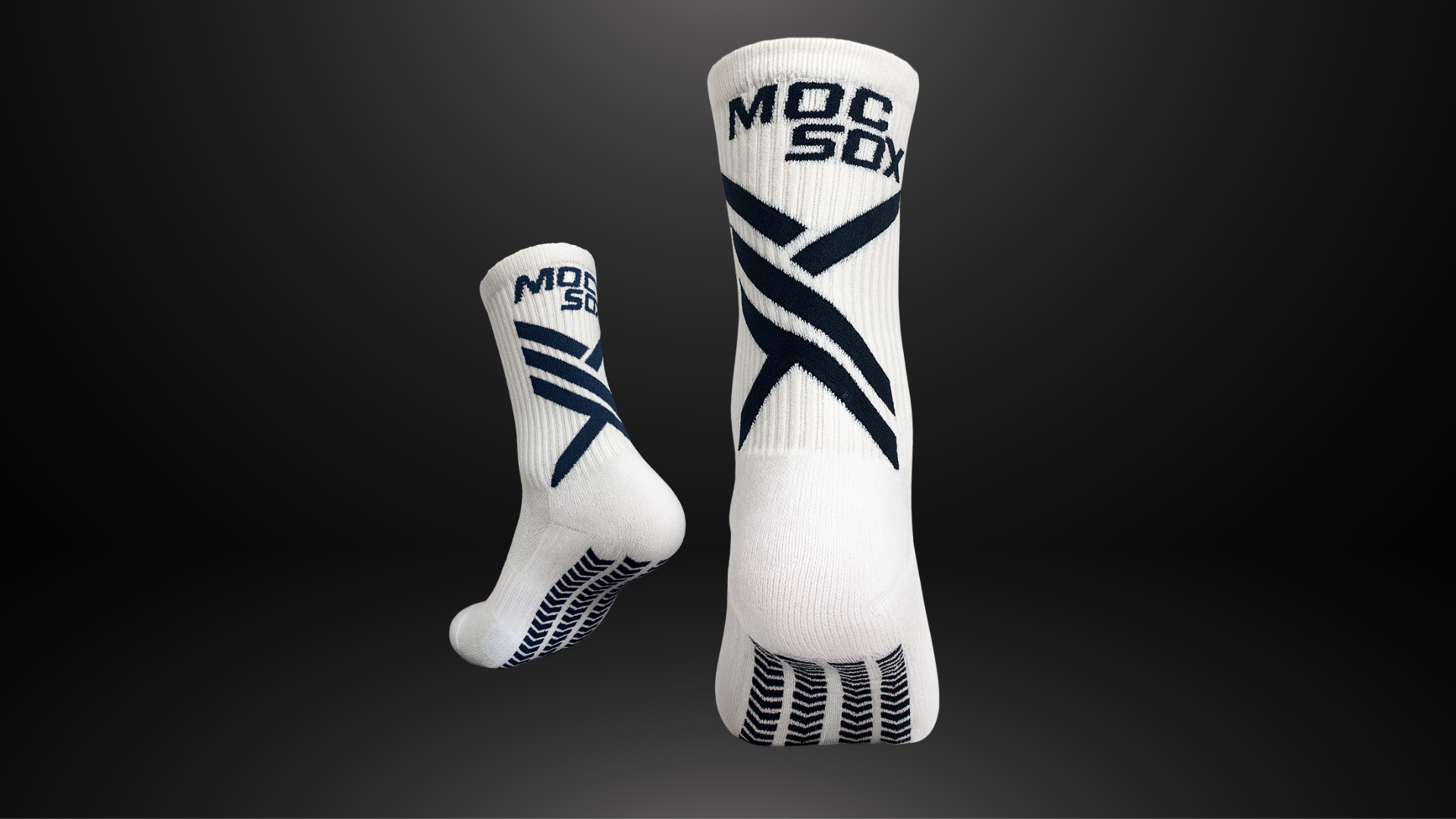 Se aprecia el modelo moc sox en White, con fondo negro
